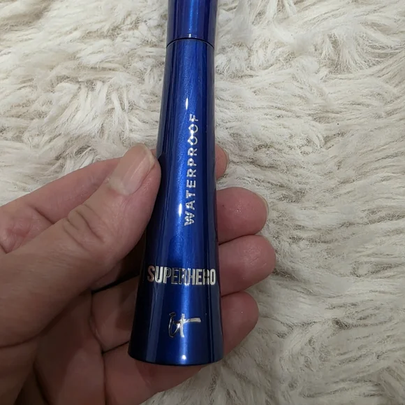 New IT Cosmetics Superhero Volumizing Waterproof Mascara in Super Black - Picture 8 of 9